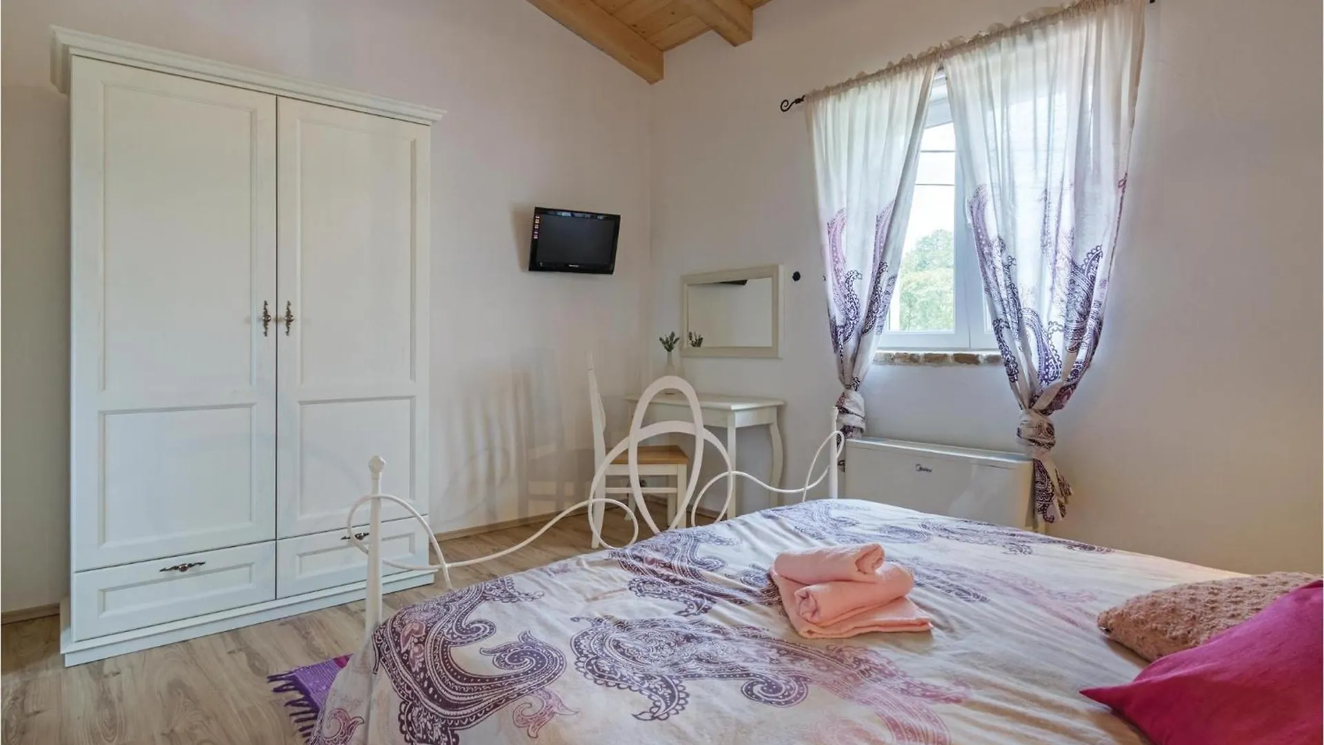 Gorgeous Home In Peruski With Wifi