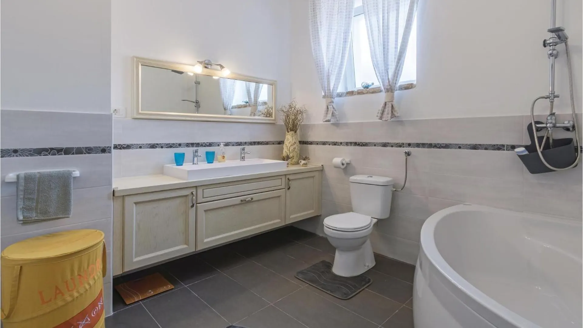 Gorgeous Home In Peruski With Wifi Дом отдыха
